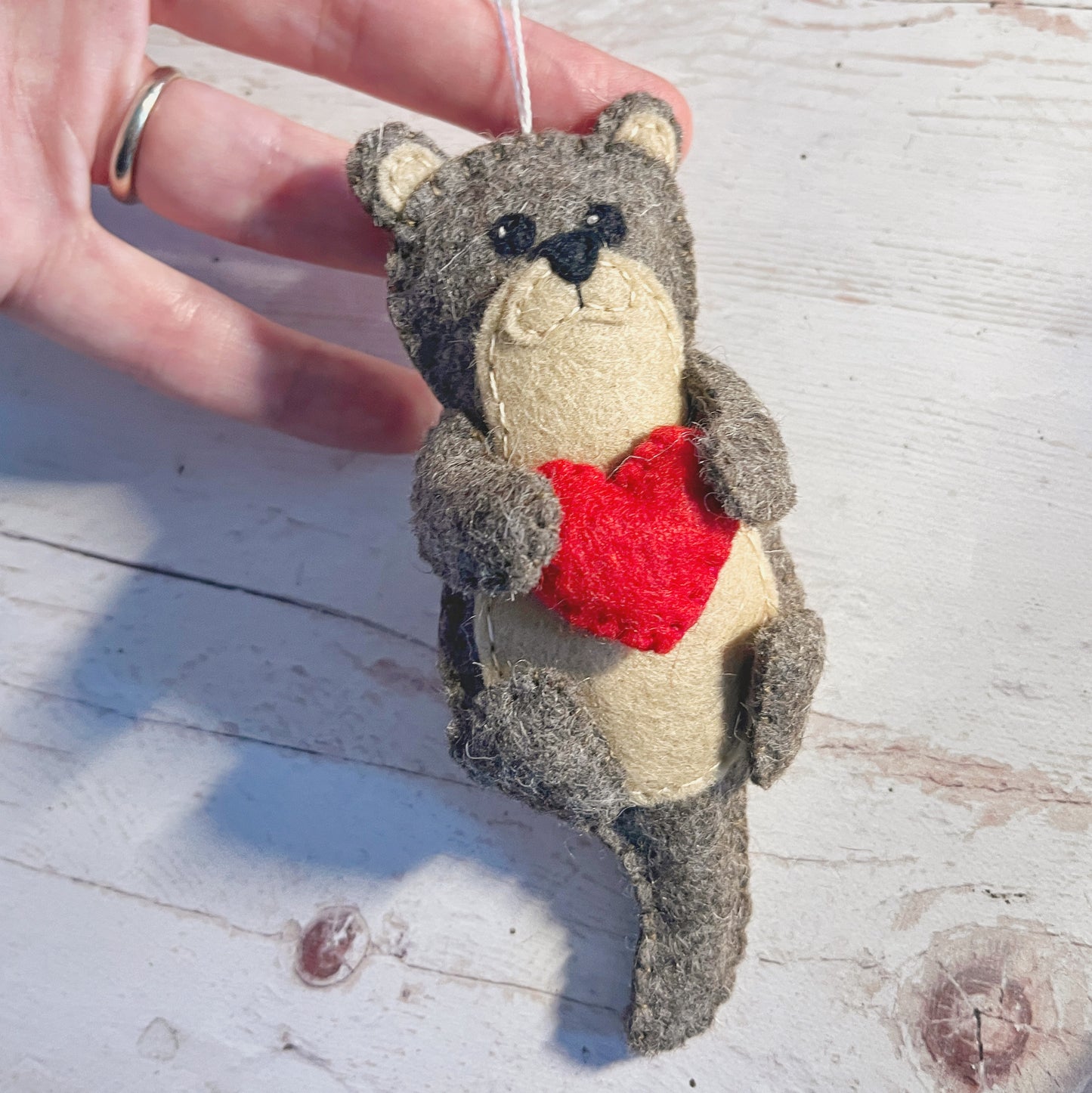 DIY Felt Otter Ornament Pattern PDF – Cute Otter Holding Heart Sewing Tutorial – Handmade Gift Decoration